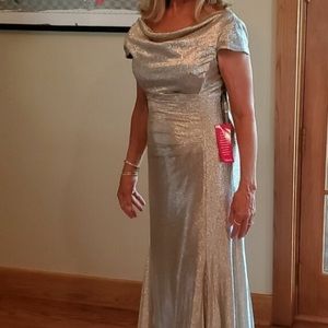 Tahari dress, perfect for the holidays. Worn once. Great condition